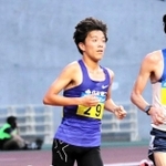 陸上の関西実業団選手権男子１万メートルで力走する住友電工の村本一樹＝２０２１年５月１４日、大阪市、ヤンマースタジアム長居