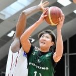 西宮-奈良　第１クオーター、ゴール下に攻め込む西宮の中西（Ｃ）B.LEAGUE