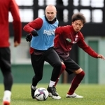 コンディションが整わずに開幕戦を欠場し、２戦目の浦和レッズ戦でベンチ入りするヴィッセル神戸のアンドレス・イニエスタ主将（中央）＝１月２５日ⓒＶＩＳＳＥＬ　ＫＯＢＥ