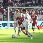 神戸－福岡　前半、先発した神戸のイニエスタ＝ノエビアスタジアム神戸（撮影・小林良多）