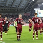 今季初勝利を逃し、悔しげな表情で観客にあいさつするイニエスタ（中央）、大迫勇也（右から２人目）らヴィッセル神戸イレブン＝２６日午後、ノエビアスタジアム神戸（撮影・小林良多）