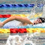 女子ＣＳ４００メートルリレーで力泳する今井陽花。５０メートル平泳ぎは県中学新記録で制した