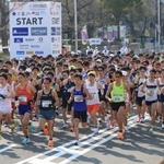 一斉にスタートする村本一樹（前列中央）ら招待選手とエリートランナー＝２７日午前、大阪市中央区、大阪府庁前（撮影・吉田敦史）