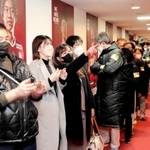 名選手の写真やユニホームが飾られた「レジェンドウォーク」を歩く、スタジアムツアーの参加者たち＝ノエビアスタジアム神戸