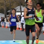 川内優輝（右端）に次いで１０位でフィニッシュする村本一樹（左）＝２７日午前、大阪市中央区、大阪城公園（撮影・吉田敦史）
