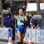 女子１位でゴールへ向かう堀江美里＝２７日午前、大阪市中央区、大阪城公園（撮影・吉田敦史）