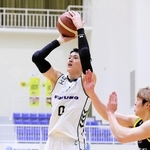 香川-西宮　第２クオーター、シュートする西宮の川村（左）。２１得点で１０連勝に貢献した