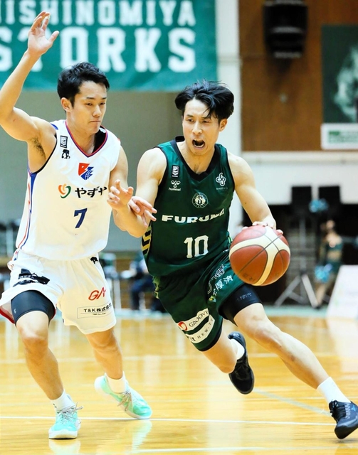 西宮-福岡　第１クオーター、ドリブルを仕掛ける西宮の渡辺（右）＝（Ｃ）B.LEAGUE