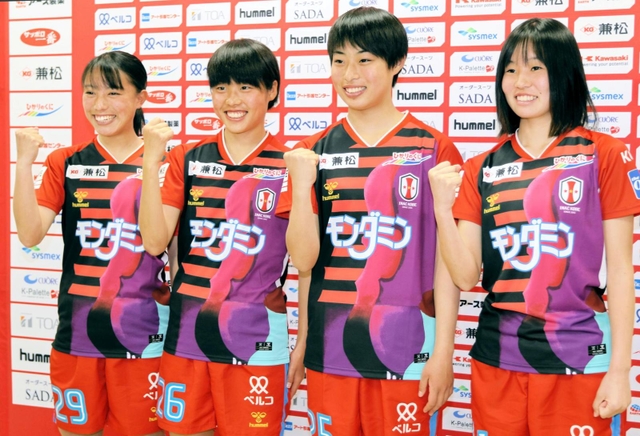 ＩＮＡＣ神戸に新加入した（左から）箕輪千慧、天野紗、井手ひなた、愛川陽菜の４選手＝神戸市東灘区向洋町中７、神戸レディースフットボールセンター