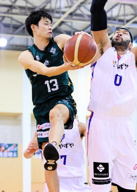 西宮-福岡　第１クオーター、相手をかわして攻める西宮の道原（左）＝（Ｃ）B.LEAGUE