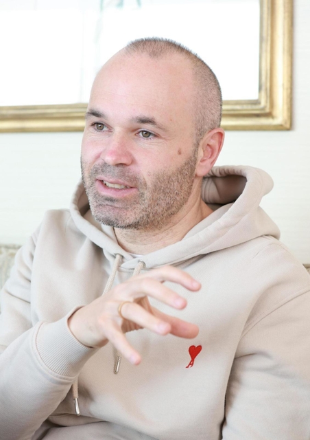 神戸での暮らしについて語るヴィッセル神戸のアンドレス・イニエスタ＝神戸市中央区波止場町、神戸メリケンパークオリエンタルホテル（撮影・吉田敦史）