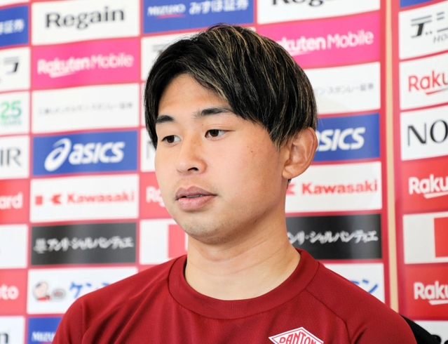 東日本大震災から１１年の節目に「活躍を届けたい」と語る神戸の郷家友太＝１０日、神戸市西区、いぶきの森球技場（ｃ）ＶＩＳＳＥＬ　ＫＯＢＥ