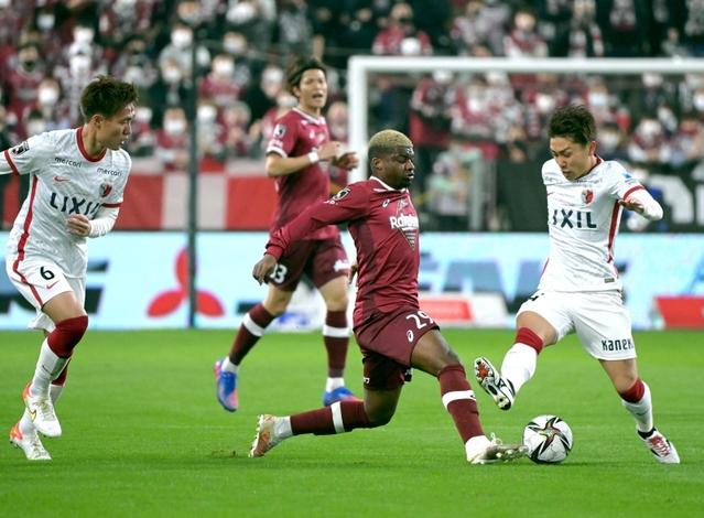 神戸-鹿島　前半、ボールを奪い合う神戸のリンコン（中央）＝ノエビアスタジアム神戸（撮影・秋山亮太）
