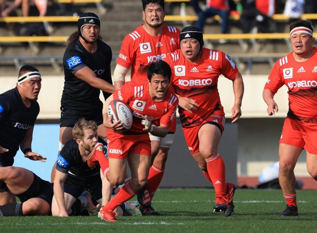 神戸-ＢＲ東京　後半、ボールを奪い駆けだす神戸のＳＨ日和佐篤（中央手前）＝ユニバー記念競技場（撮影・吉田敦史）