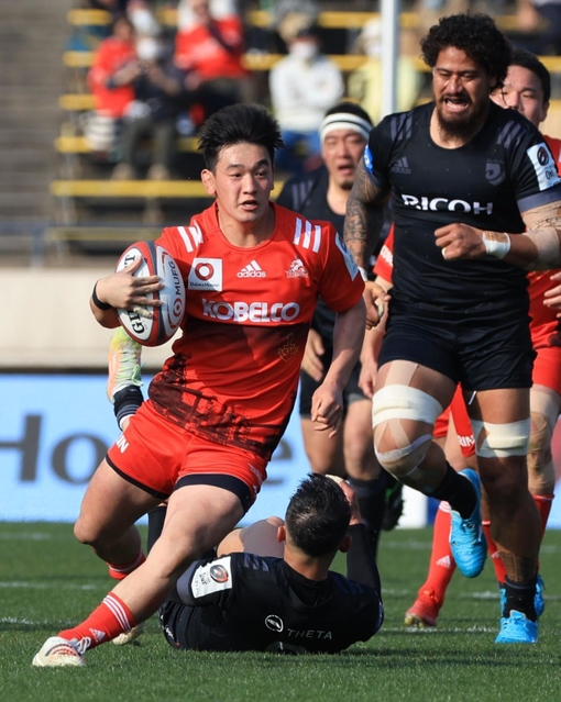 神戸-ＢＲ東京　後半、華麗に相手をかわす神戸のＣＴＢ李承信（中央）＝ユニバー記念競技場（撮影・吉田敦史）