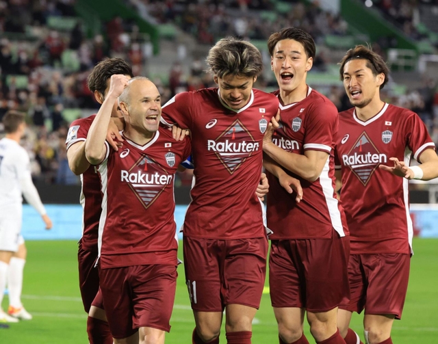 神戸-メルボルン・ビクトリー　前半、イニエスタ（左から２人目）が先制ゴールを挙げ、喜ぶ神戸イレブン＝ノエビアスタジアム神戸（撮影・吉田敦史）