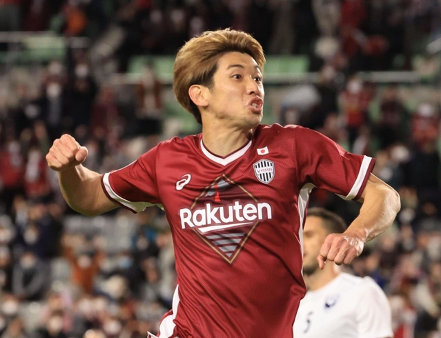 １５日のＡＣＬプレーオフで、２ゴール目をマークして勝ち越しに成功し、跳び上がる神戸のＦＷ大迫勇也＝ノエビアスタジアム神戸（撮影・吉田敦史）