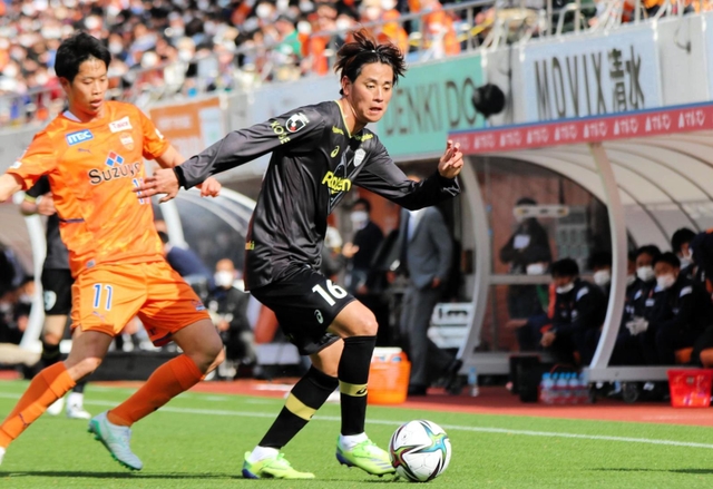 清水-神戸　前半、左サイドをドリブルで突破する神戸・汰木＝静岡市、ＩＡＩスタジアム日本平（撮影・山本哲志）