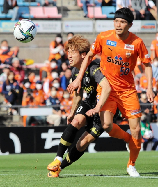 清水-神戸　前半、果敢にシュートを狙う神戸・大迫＝１９日、静岡市のＩＡＩスタジアム日本平（撮影・山本哲志）