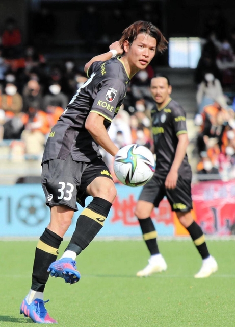 清水-神戸　前半、縦パスを繰り出す神戸・扇原＝静岡市、ＩＡＩスタジアム日本平（撮影・山本哲志）