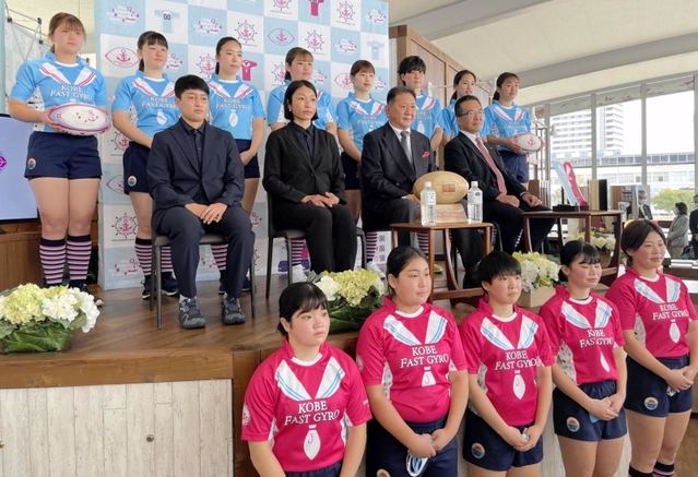 ラグビー女子の神戸ファストジャイロのスーパーバイザーに就任する記虎敏和氏（２列目右から２人目）と選手ら＝神戸市中央区波止場町