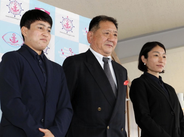 ラグビー女子の神戸ファストジャイロのスーパーバイザーに就任する記虎敏和氏（中央）＝神戸市中央区
