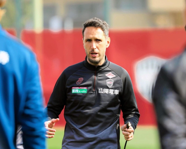 新体制初日の練習で選手を指導する神戸のリュイス新監督＝神戸市西区、いぶきの森球技場（Ｃ）ＶＩＳＳＥＬ　ＫＯＢＥ