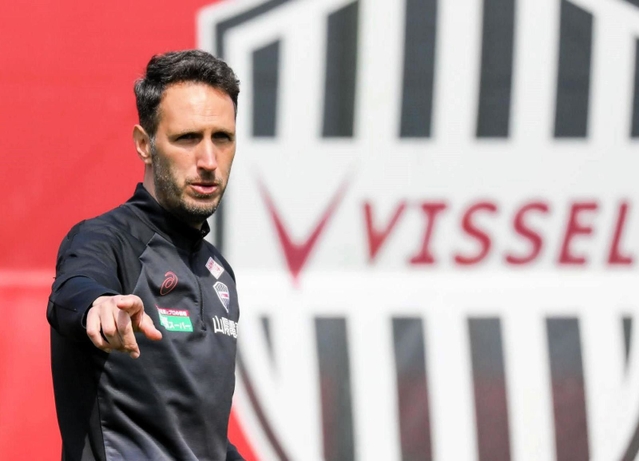 新体制初日の練習で指導する神戸のリュイス新監督＝神戸市西区、いぶきの森球技場（Ｃ）ＶＩＳＳＥＬ　ＫＯＢＥ