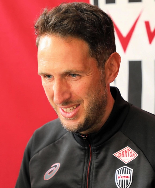 指揮官としての初練習を終え、オンラインで取材に応じる神戸のリュイス新監督＝神戸市西区、いぶきの森球技場（Ｃ）ＶＩＳＳＥＬ　ＫＯＢＥ