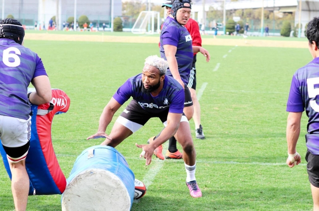 タックル練習に取り組む神戸のＣＴＢアム（中央）＝神鋼灘浜グラウンド