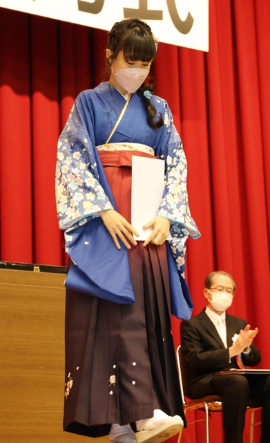 学長表彰を受け、賞状を手にするフィギュアスケートの三原舞依＝２５日午後、神戸市東灘区、甲南大学岡本キャンパス（撮影・長嶺麻子）