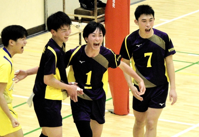 バレーボール男子準々決勝　姫路工－須磨友が丘　第２セット、ジュースに持ち込んで喜ぶ坪田主将（１）ら須磨友が丘の選手たち