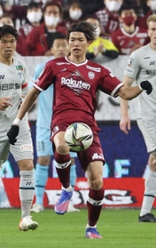 ホーム開幕戦の福岡戦に後半途中出場し、Ｊ１通算２５０試合出場を達成した神戸の扇原＝２月２６日、ノエビアスタジアム神戸 