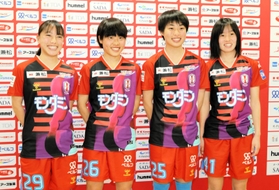 ＩＮＡＣ神戸に新加入した（左から）箕輪千慧、天野紗、井手ひなた、愛川陽菜の４選手＝神戸市東灘区向洋町中７、神戸レディースフットボールセンター