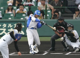 阪神との交流戦で左前打を放つ栗山巧＝２００５年５月１９日、甲子園