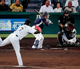 阪神との交流戦で四球を選ぶ栗山巧＝２０１６年６月３日、甲子園
