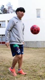 サッカー日本代表として知的障害者の世界選手権に挑む神戸特別支援学校高等部３年の大野航。運動量が自慢だ＝神戸市北区大脇台の同校