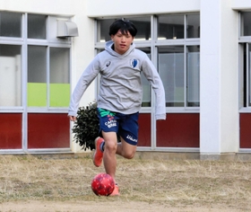サッカー日本代表として知的障害者の世界選手権に挑む神戸特別支援学校高等部の大野航。運動量が自慢だ＝神戸市北区の同校