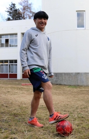 サッカー日本代表として知的障害者の世界選手権に挑む神戸特別支援学校高等部３年の大野航。運動量が自慢だ＝神戸市北区大脇台の同校