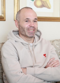 神戸での暮らしについて語るヴィッセル神戸のアンドレス・イニエスタ＝神戸市中央区波止場町、神戸メリケンパークオリエンタルホテル（撮影・吉田敦史）