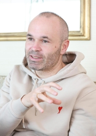 神戸での暮らしについて語るヴィッセル神戸のアンドレス・イニエスタ＝神戸市中央区波止場町、神戸メリケンパークオリエンタルホテル（撮影・吉田敦史）