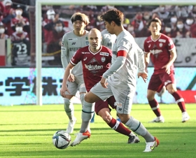 今季のホーム開幕戦でプレーするヴィッセル神戸のアンドレス・イニエスタ（中央）＝２０２２年２月２６日