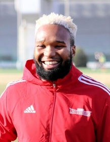 神戸に新加入した南アフリカ代表のアム。笑顔で撮影に応じた＝神鋼灘浜グラウンド