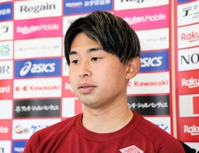 東日本大震災から１１年の節目に「活躍を届けたい」と語る神戸の郷家友太＝１０日、神戸市西区、いぶきの森球技場（ｃ）ＶＩＳＳＥＬ　ＫＯＢＥ