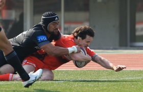 神戸-ＢＲ東京　前半１７分、神戸のＣＴＢリチャード・バックマン（右）がトライを決め、１２-０とリードを広げる＝ユニバー記念競技場（撮影・吉田敦史）