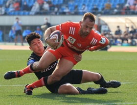 神戸-ＢＲ東京　前半２９分、神戸のＳＯアーロン・クルーデン（中央）がトライを決め１９-７とリードを広げる＝ユニバー記念競技場（撮影・吉田敦史）