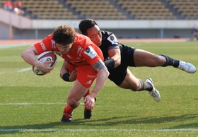 神戸-ＢＲ東京　前半３５分、神戸のＣＴＢリチャード・バックマン（左）がトライを決め２６-７とリードを広げる＝ユニバー記念競技場（撮影・吉田敦史）