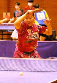 女子シングルス決勝　優勝した神戸松蔭女大の木塚陽菜