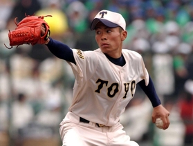 甲子園で力投する東洋大姫路高時代のグエン・トラン・フォク・アンさん＝２００３年３月２７日