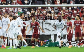 神戸-メルボルン・ビクトリー　前半１２分、同点ゴールを奪われ、肩を落とす神戸イレブン＝ノエビアスタジアム神戸（撮影・吉田敦史）